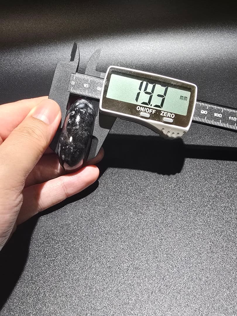 2 黒翡翠　天然　翡翠　大型　勾玉　天然石　レア物　ヒスイ　天然石　鉱物　勾玉