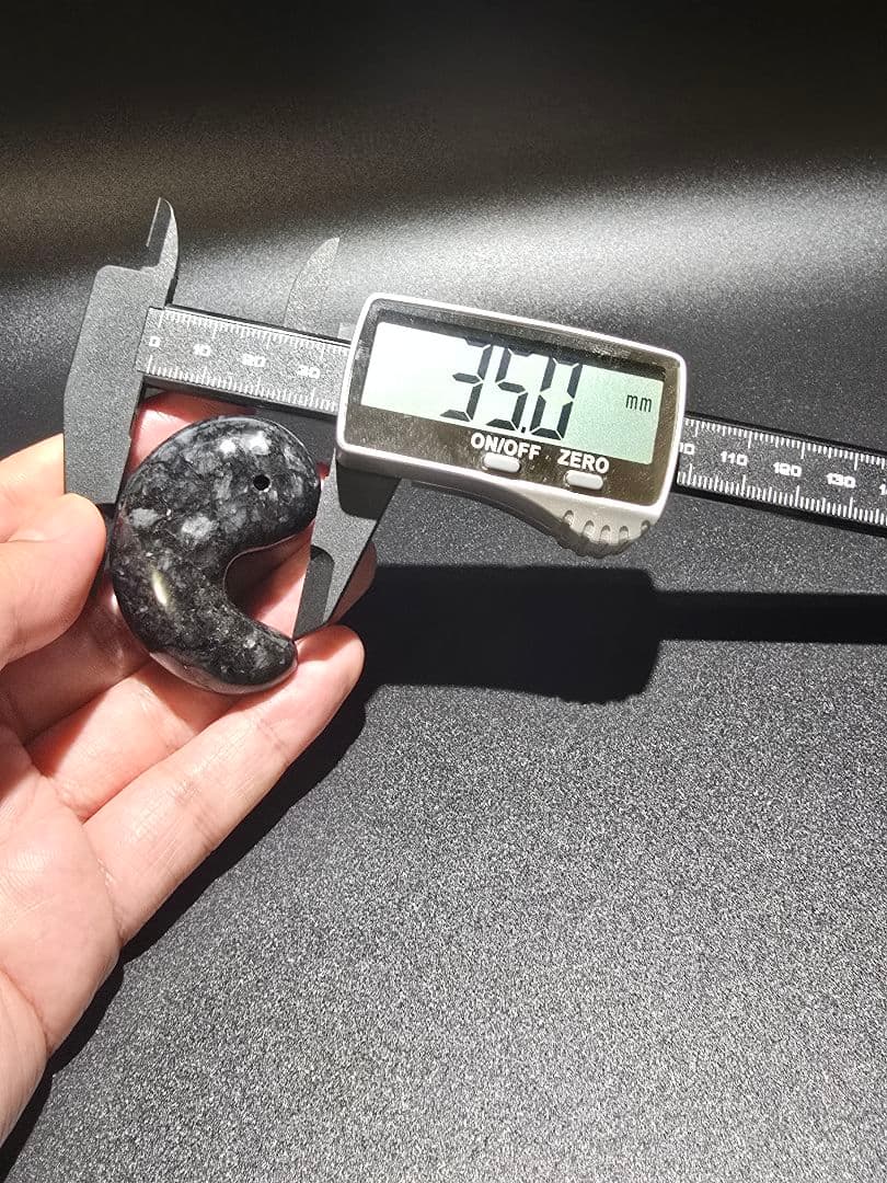 2 黒翡翠　天然　翡翠　大型　勾玉　天然石　レア物　ヒスイ　天然石　鉱物　勾玉