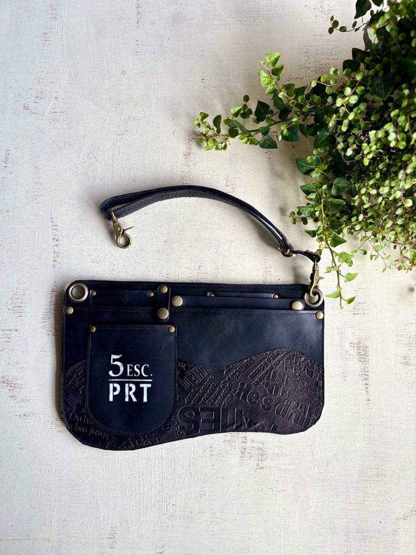 牛革ブラック、アルファベット型押しブラックのエプロンシザーケース