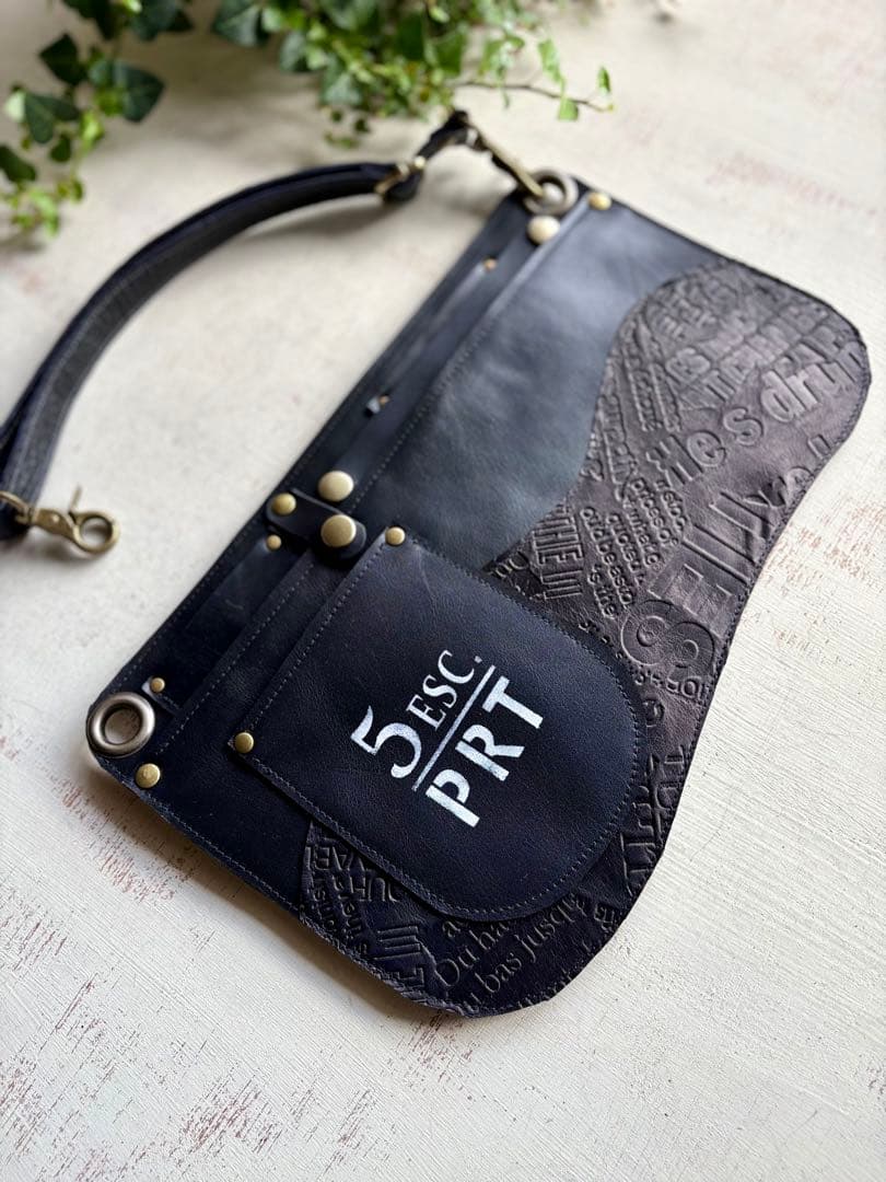 牛革ブラック、アルファベット型押しブラックのエプロンシザーケース