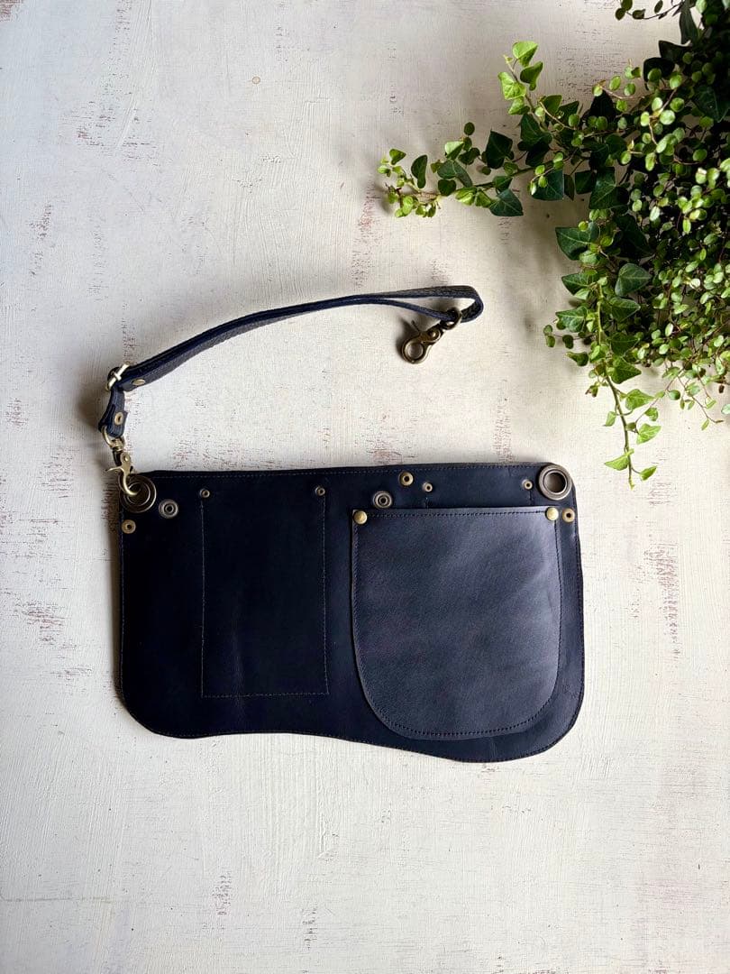 牛革ブラック、アルファベット型押しブラックのエプロンシザーケース