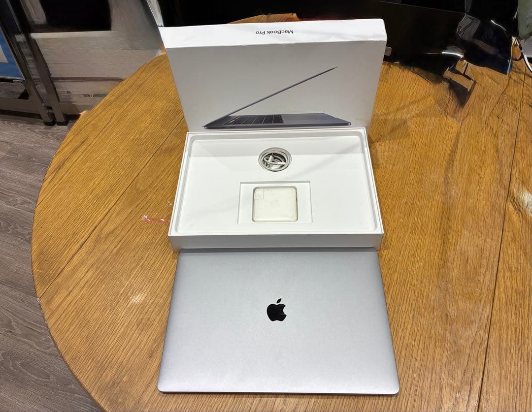 Apple MacBook Pro 2018モデル 15インチ シルバー