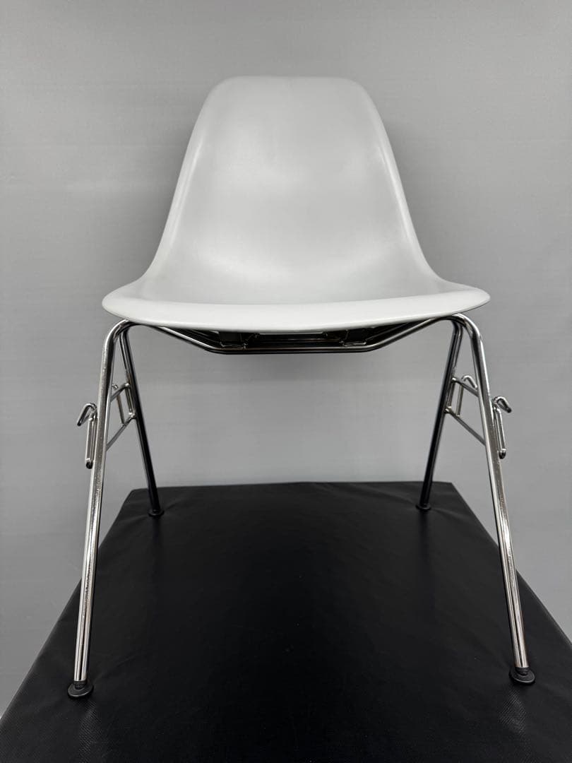 今月まで掲載vitra eames STACKING Chair