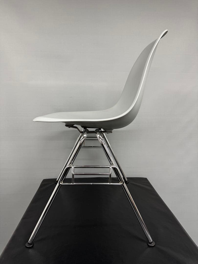 今月まで掲載vitra eames STACKING Chair