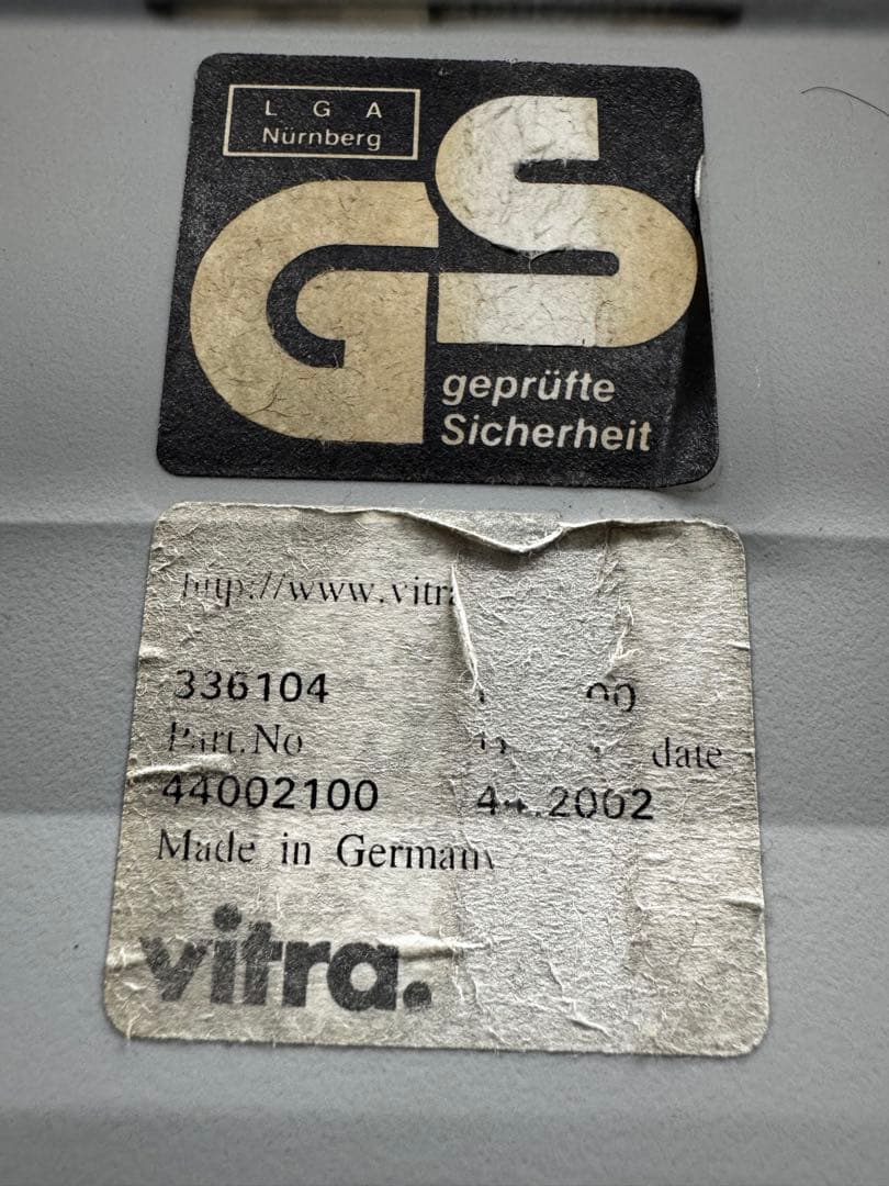 今月まで掲載vitra eames STACKING Chair