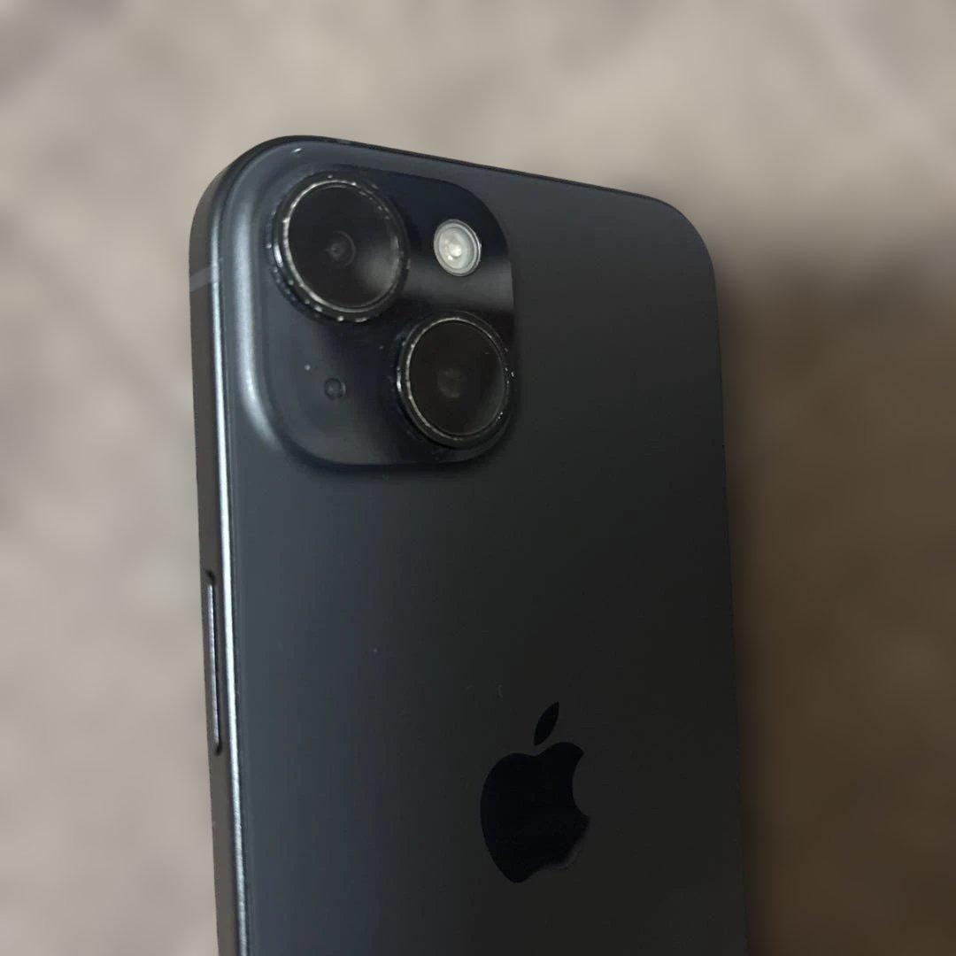 Apple iPhone 15ブラック本体 128GB カメラ部分キズあり