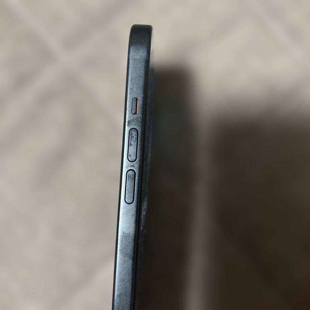 Apple iPhone 15ブラック本体 128GB カメラ部分キズあり