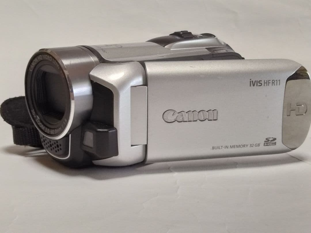 付属品は説明書、アダプター、バッテリー、接続ケーブルです。