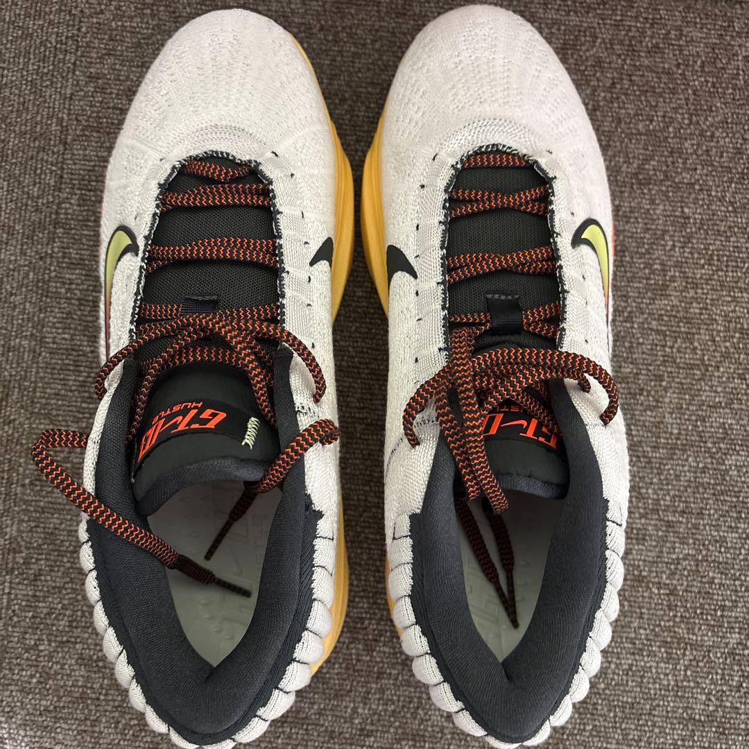 ホワイト/セーフティオレンジ/ボルトカラーのナイキ エアズームG.T. ハッスル