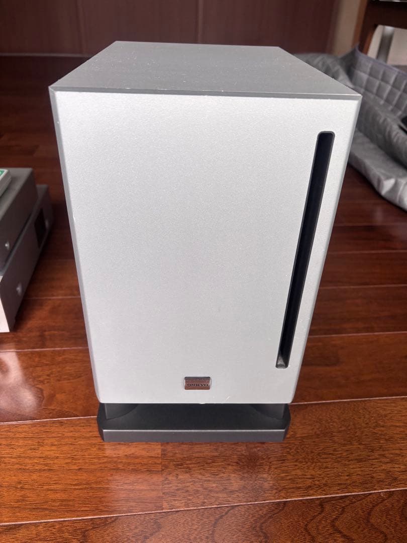 AVアンプ、サブウーファー、DVDプレーヤー、ケーブルセットのオーディオシステム