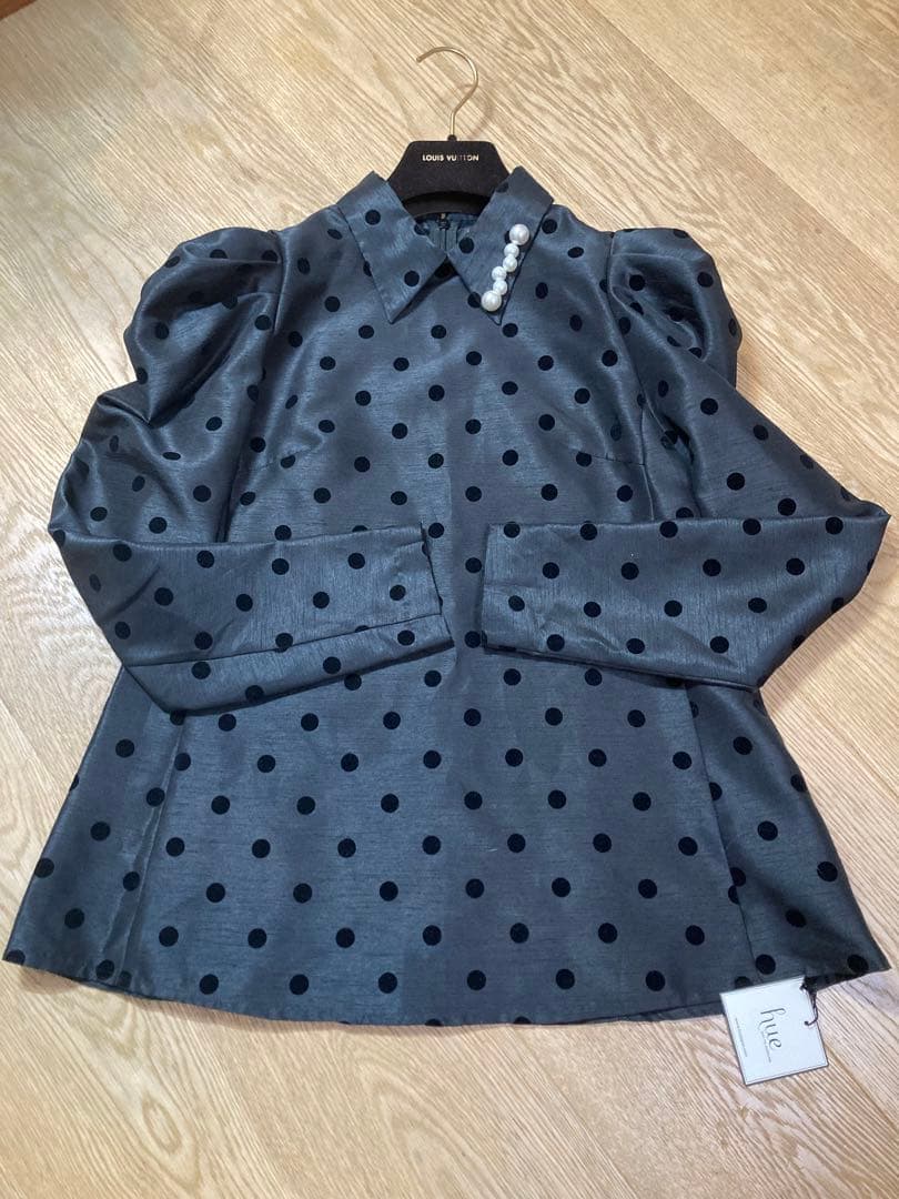 最終お値下げ！hue 新品　ドット柄 パール付パフスリーブ