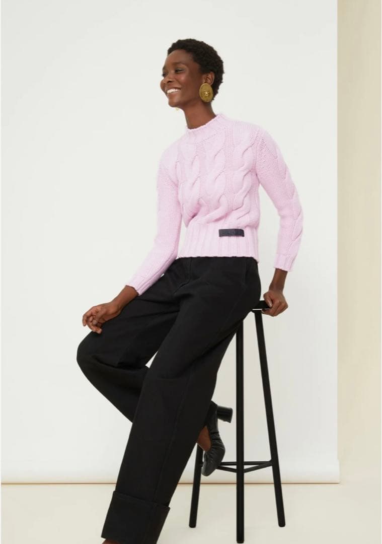 ケーブル編みピンク長袖ニットセーター