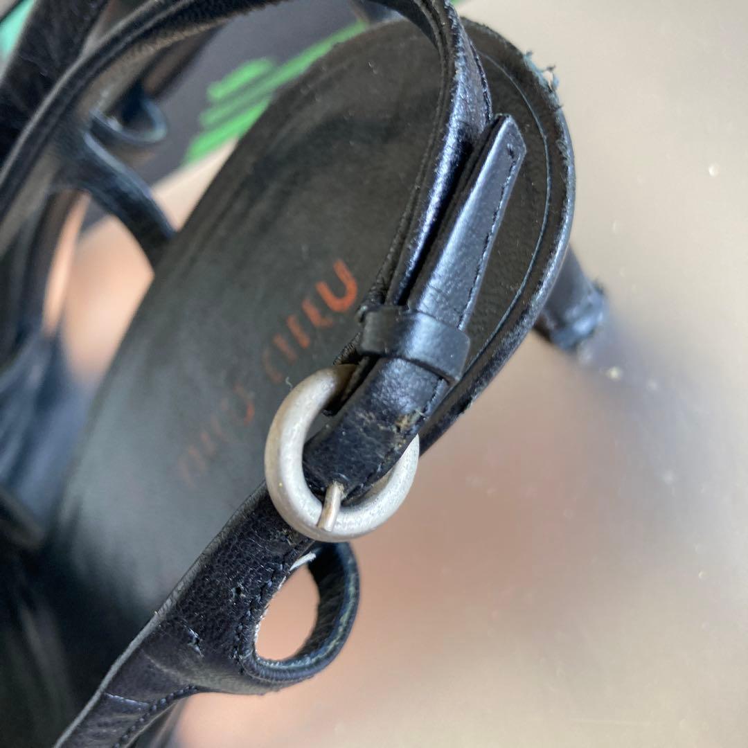 黒いレザーミュール フラワー装飾 ミュウミュウ