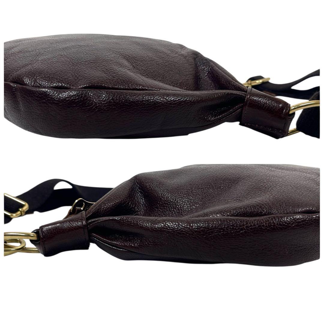 イルビゾンテ　大人気！　ショルダーバッグ　クロスボディ　本革　ロゴ型押し　超美品