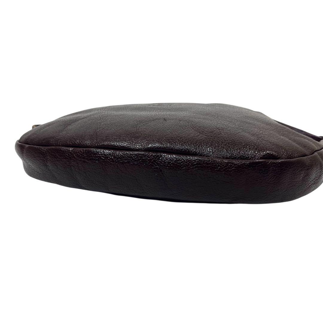 イルビゾンテ　大人気！　ショルダーバッグ　クロスボディ　本革　ロゴ型押し　超美品