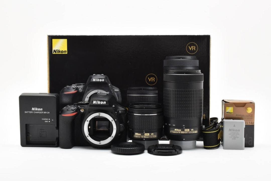 ■美品■ ニコン　Nikon D5600 ダブルズームキット 《S数 2166回