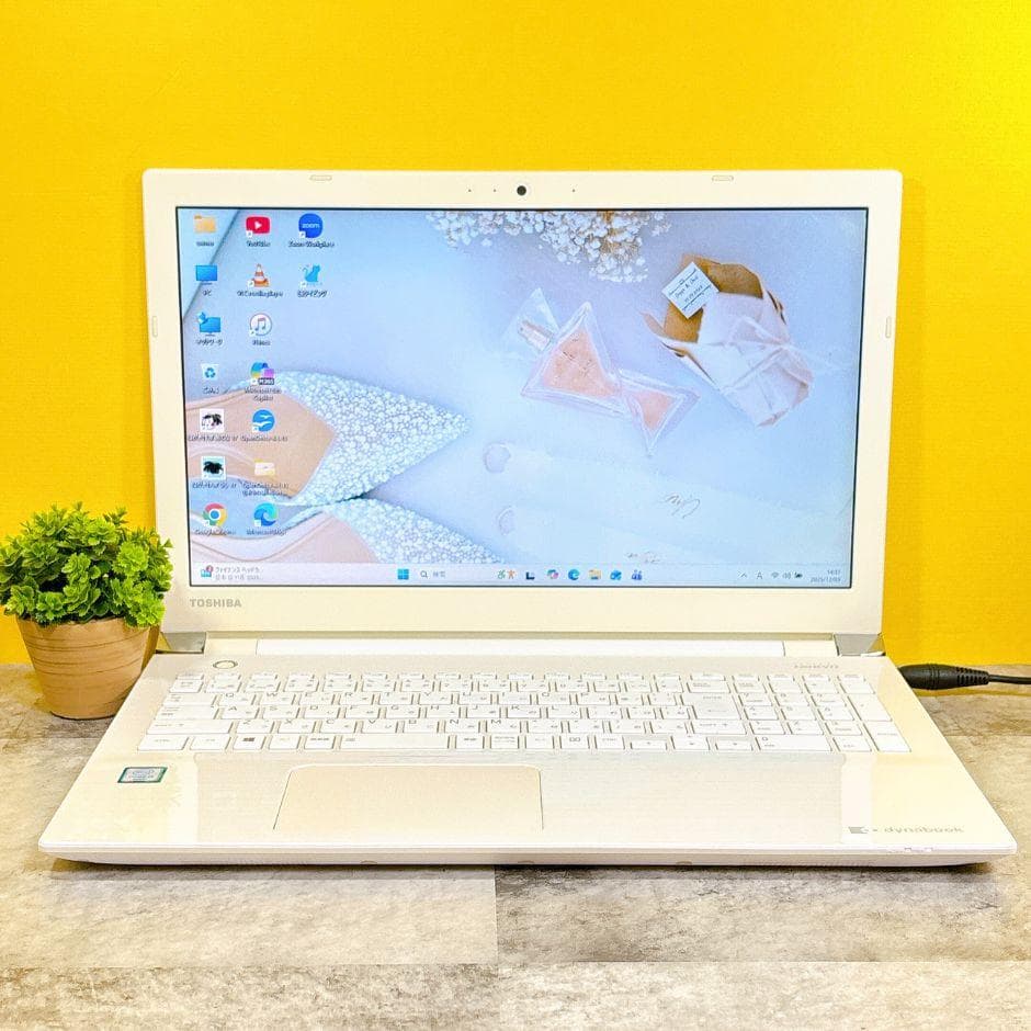 おしゃれなホワイト❣新品SSDで快適✨カメラ付き 薄型ノートパソコン Win11