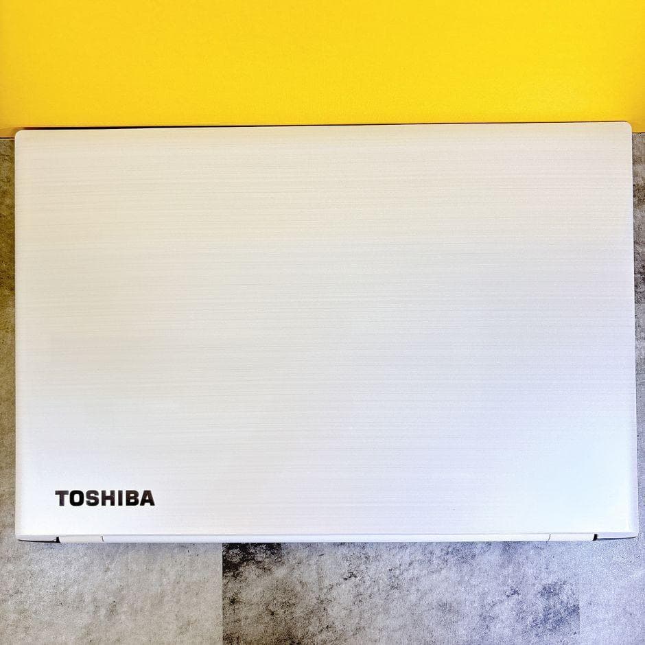 おしゃれなホワイト❣新品SSDで快適✨カメラ付き 薄型ノートパソコン Win11