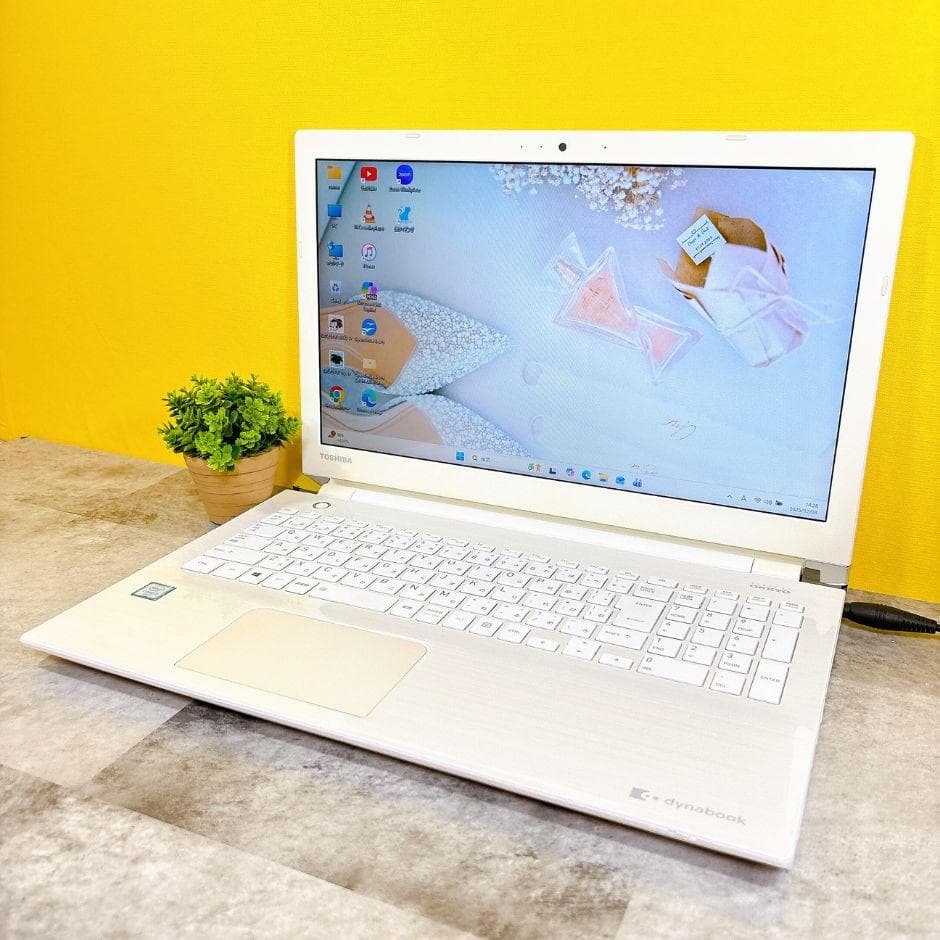 おしゃれなホワイト❣新品SSDで快適✨カメラ付き 薄型ノートパソコン Win11