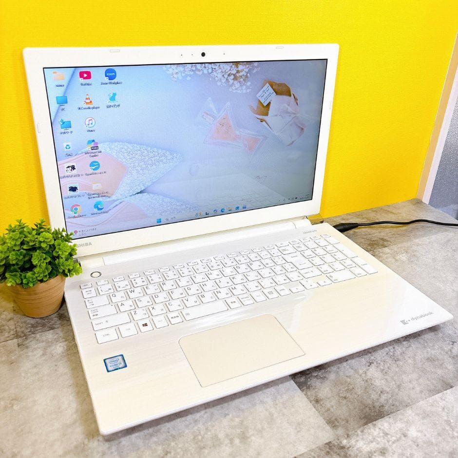 おしゃれなホワイト❣新品SSDで快適✨カメラ付き 薄型ノートパソコン Win11