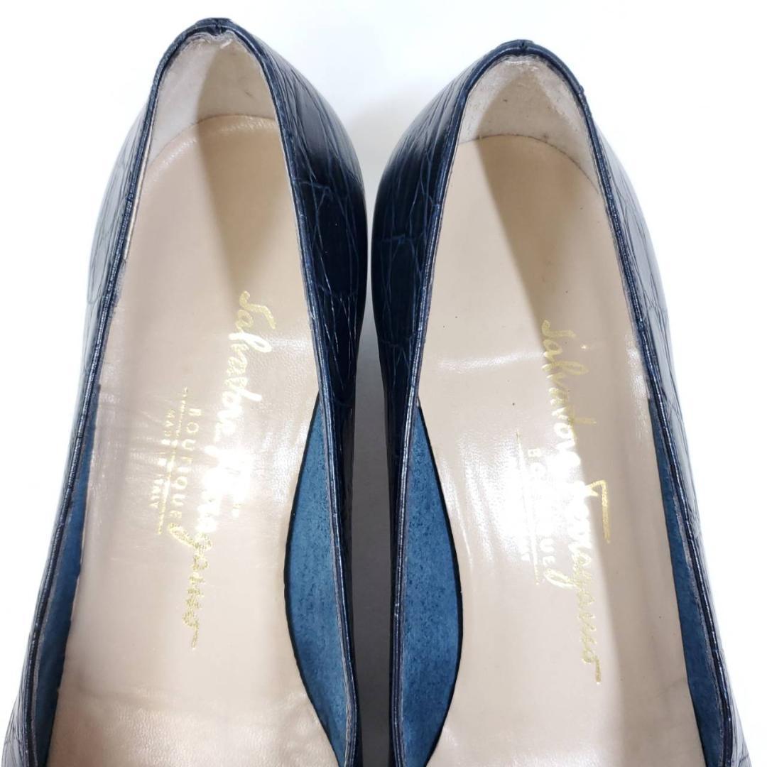 サルヴァトーレフェラガモ　美品　ヴァラ　リボン　ネイビー　型押し　US6