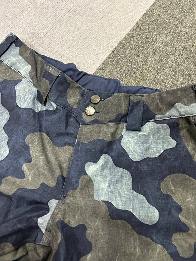 Burton [ak] 迷彩スノーボードパンツ