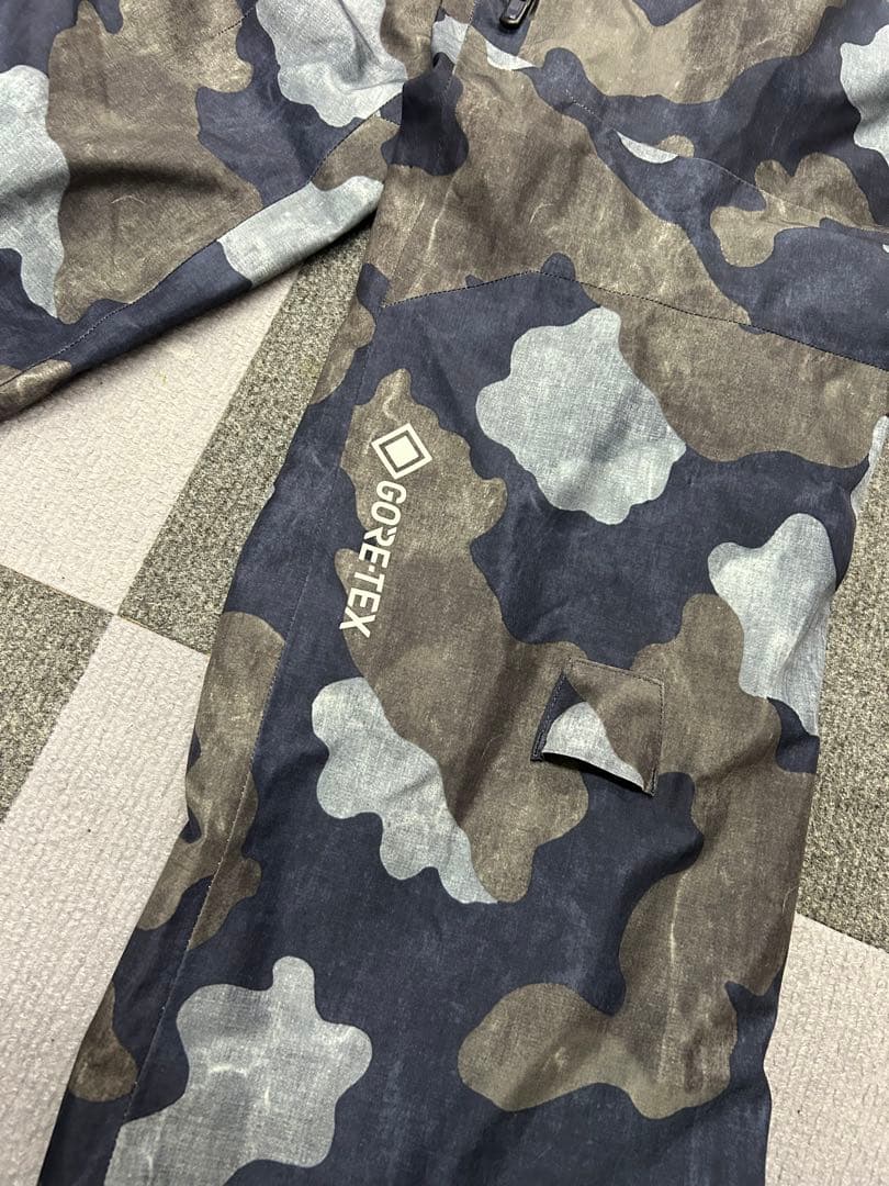 Burton [ak] 迷彩スノーボードパンツ