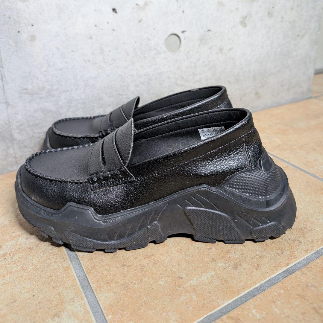 AKIKO AOKI ローファースニーカー 型押しレザー