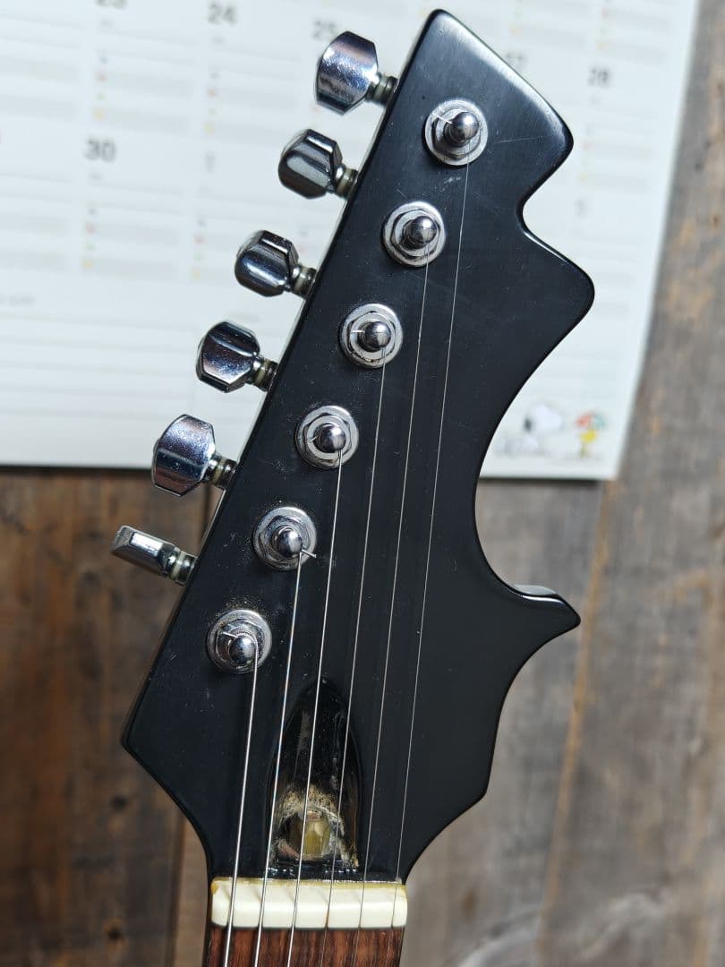 ま*み様 ユニークデザイン ブラックエレキギター　ノーブランド　ジャンク