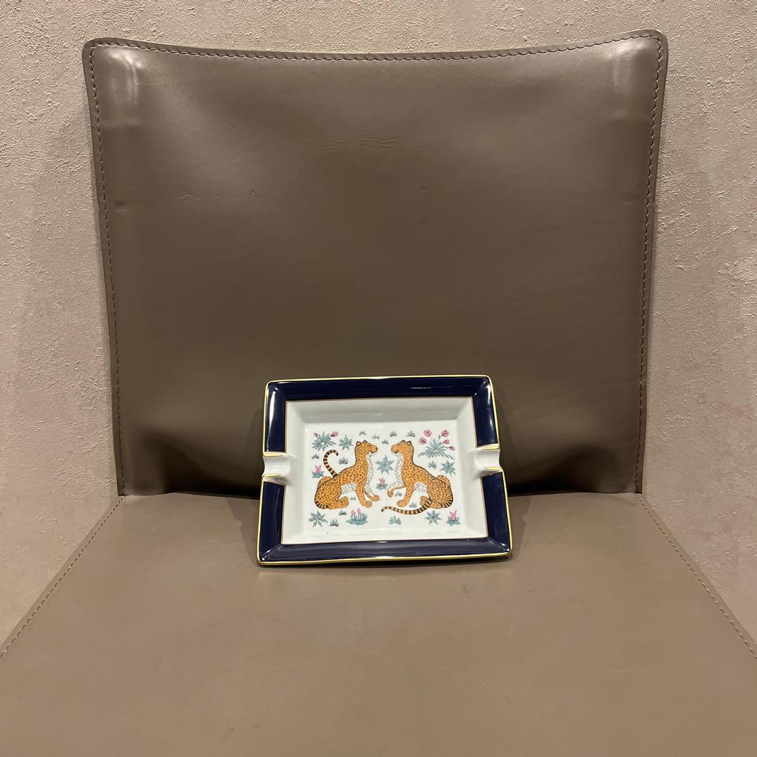 エルメスレオパード柄の置き型灰皿