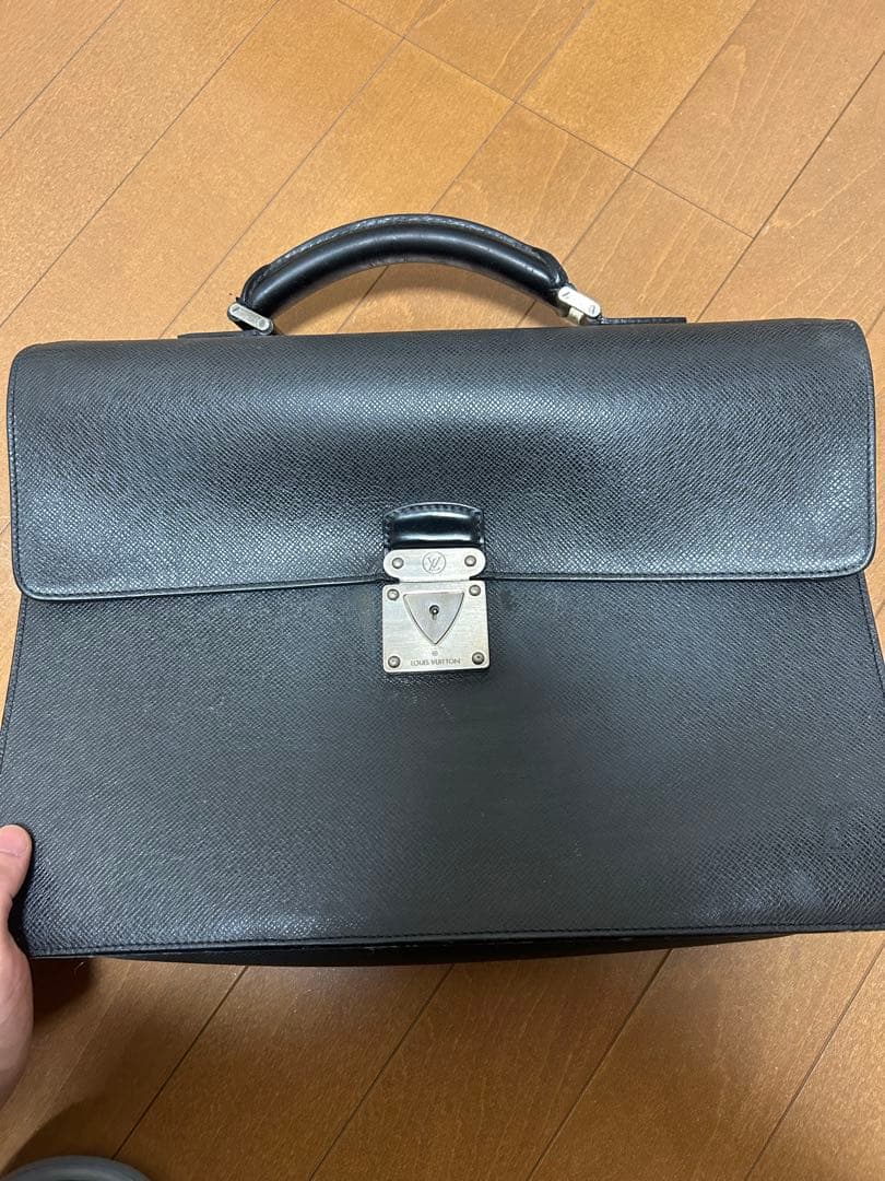 ルイヴィトン ビジネスバッグ 鍵付き