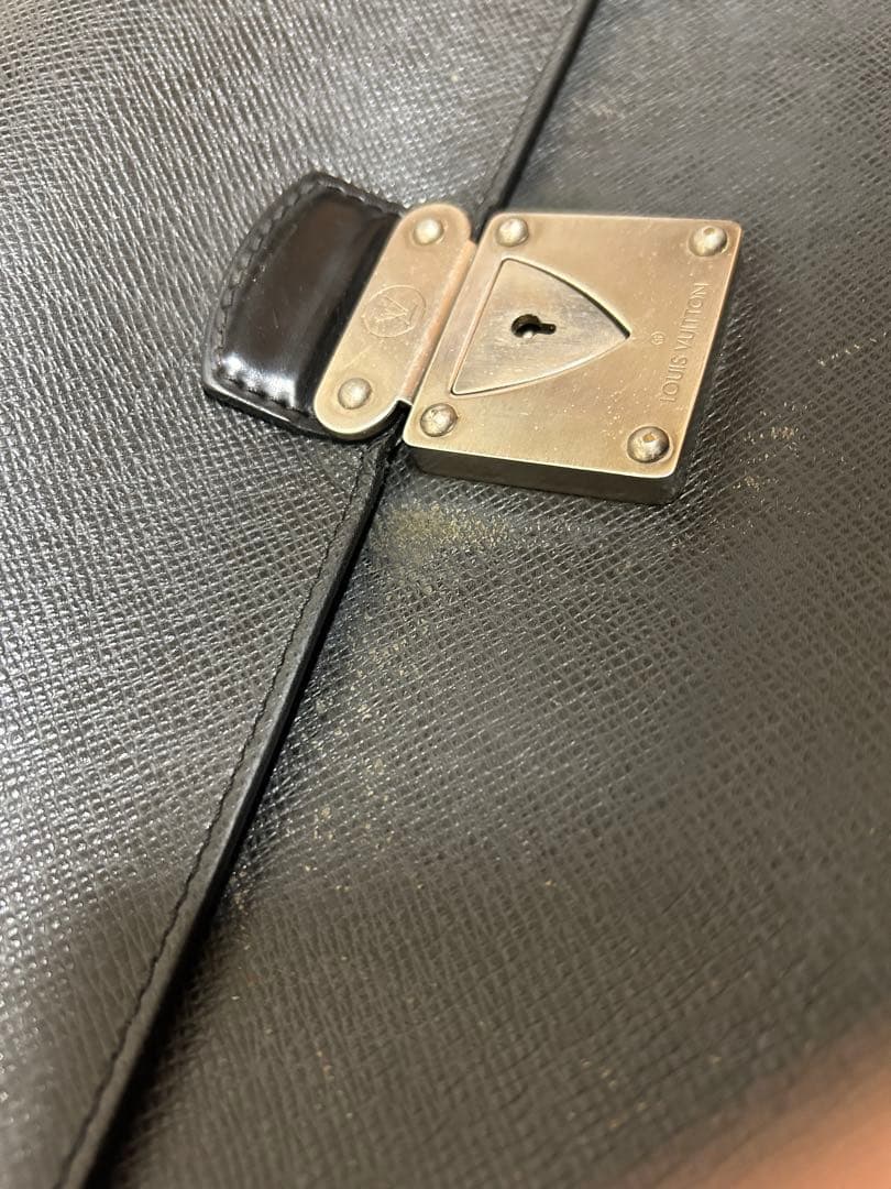 ルイヴィトン ビジネスバッグ 鍵付き