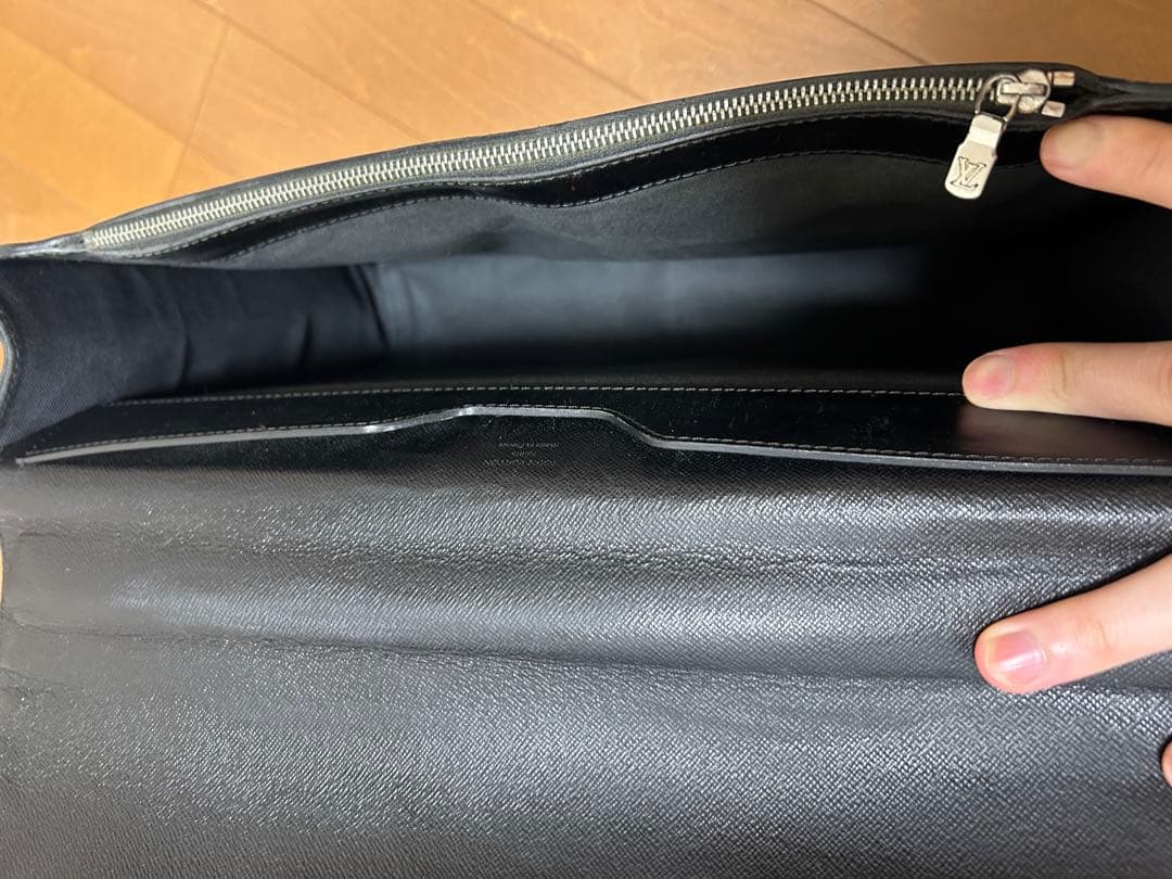 ルイヴィトン ビジネスバッグ 鍵付き