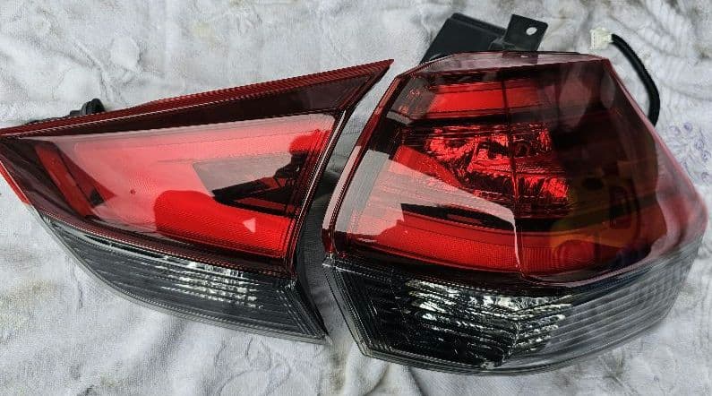 エクストレイルT32 後期テールランプR（運転席側）セット