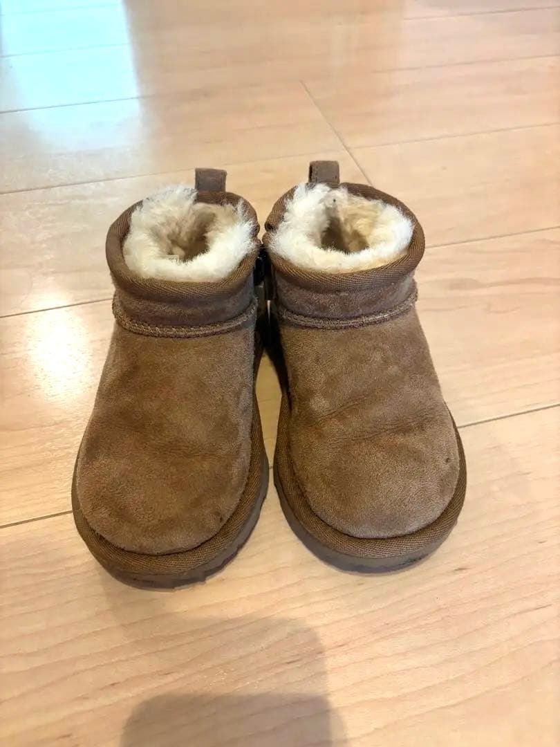美品 正規品 UGG キッズムートンブーツ 17cm 箱あり