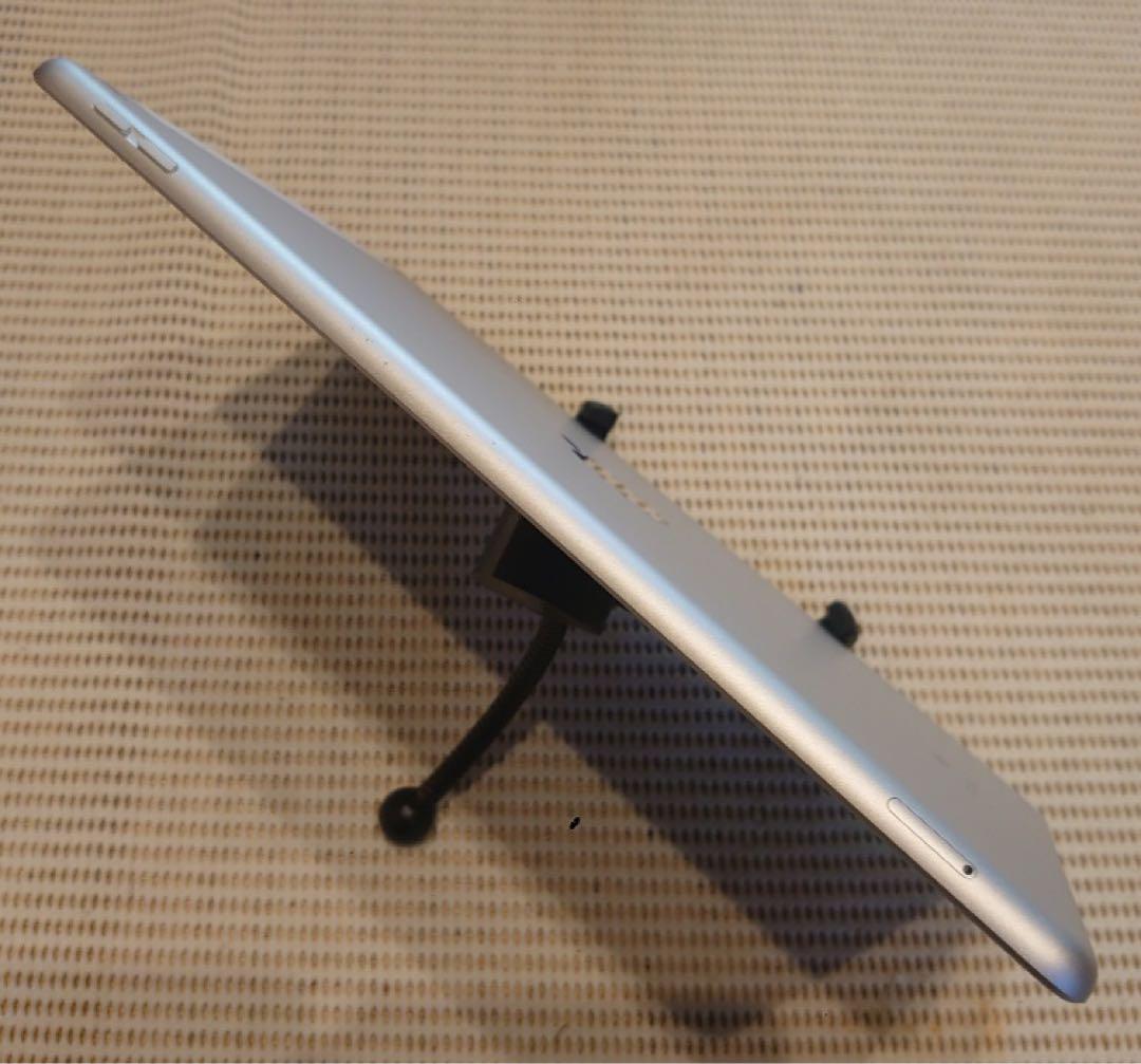 完動品SIMフリー液晶無傷iPad第7世代(A2198)本体32GB KMDFV