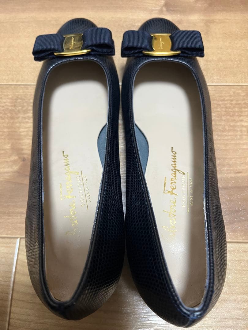 フェラガモ パンプス 黒 リボン ゴールド金具 8B イタリア製