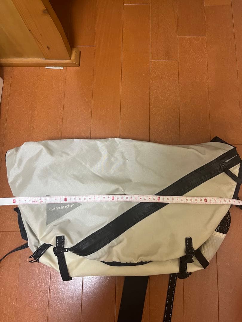 アンドワンダー　ショルダーバッグ メッセンジャーバッグ アイボリー/ブラック