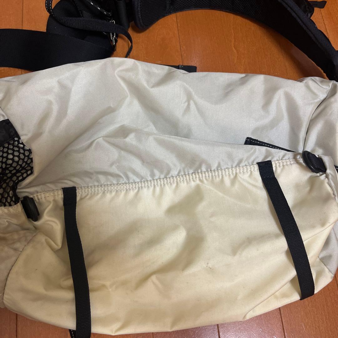 アンドワンダー　ショルダーバッグ メッセンジャーバッグ アイボリー/ブラック