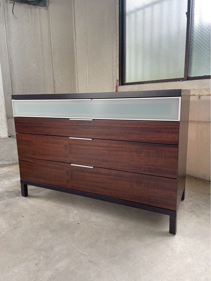 イタリア製　北欧テイスト　脚付チェスト　サイドボード