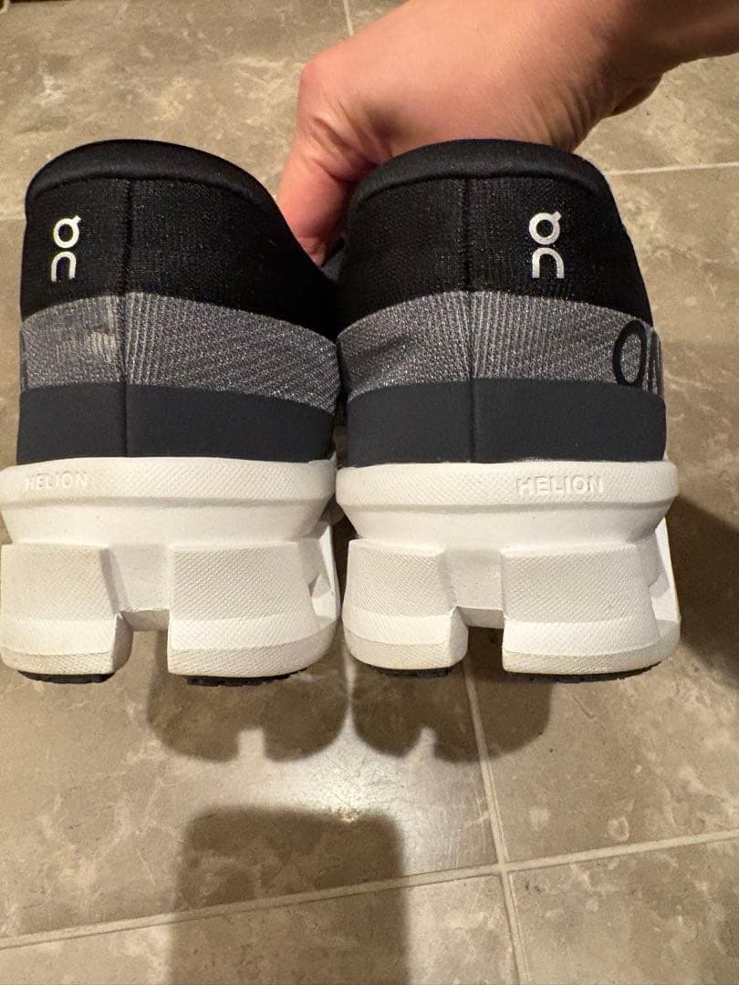 On cloudmonstar ブラック スニーカー