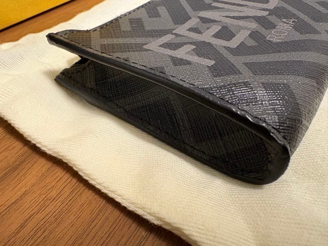 期間限定値下げ☆FENDI ズッカ柄 ケース 極美品 7M0341