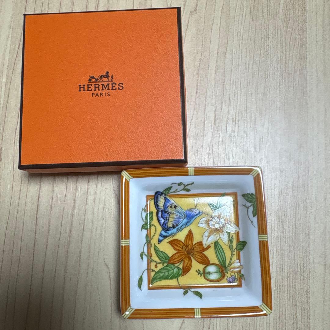HERMES 花と蝶の陶器トレイオレンジ マルチカラー アクセサリートレイとして