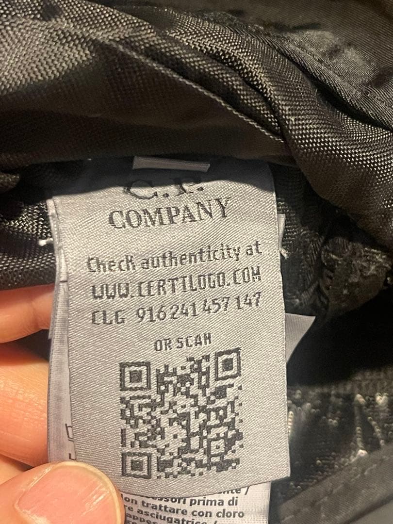 CP COMPANY ブラック ボディバッグ メンズ 黒