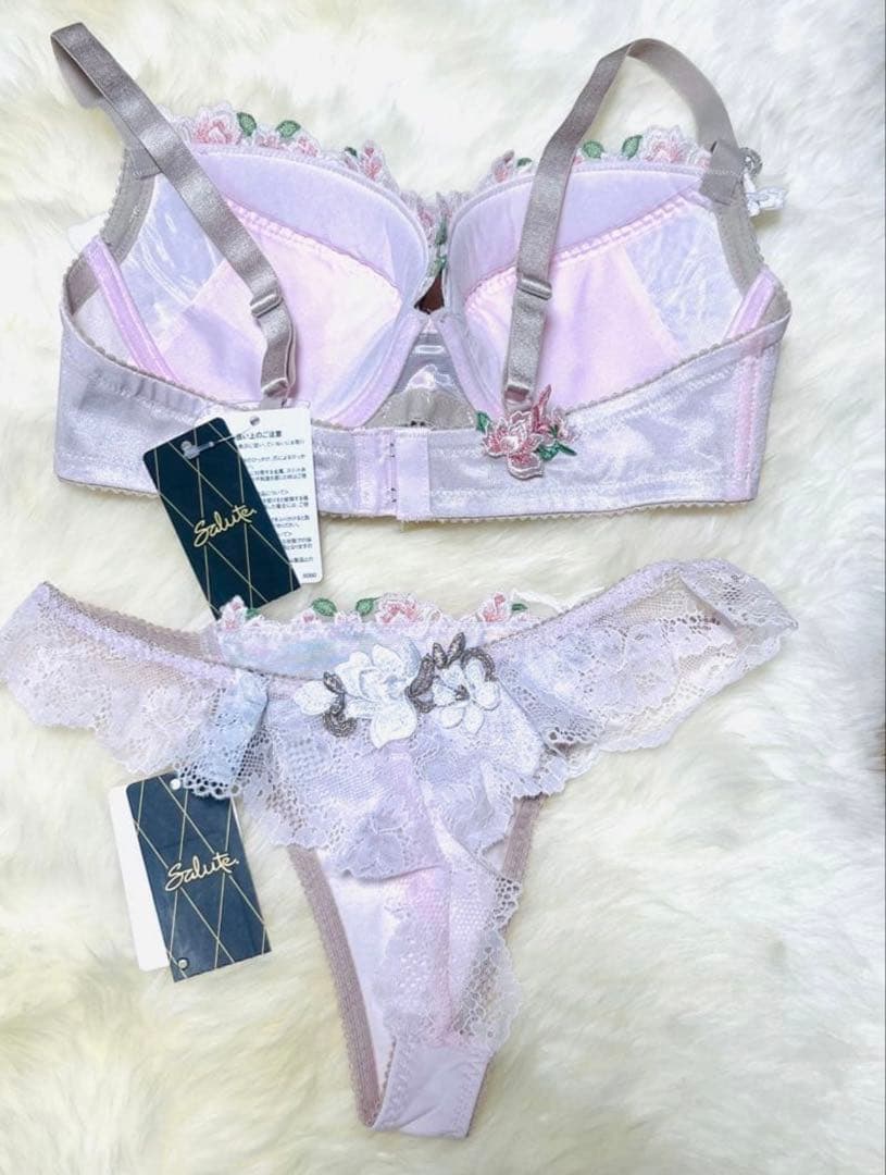 最終SALEサルートブラ E７０ ＆Tバックセット♡今月出品取り下げます‼️