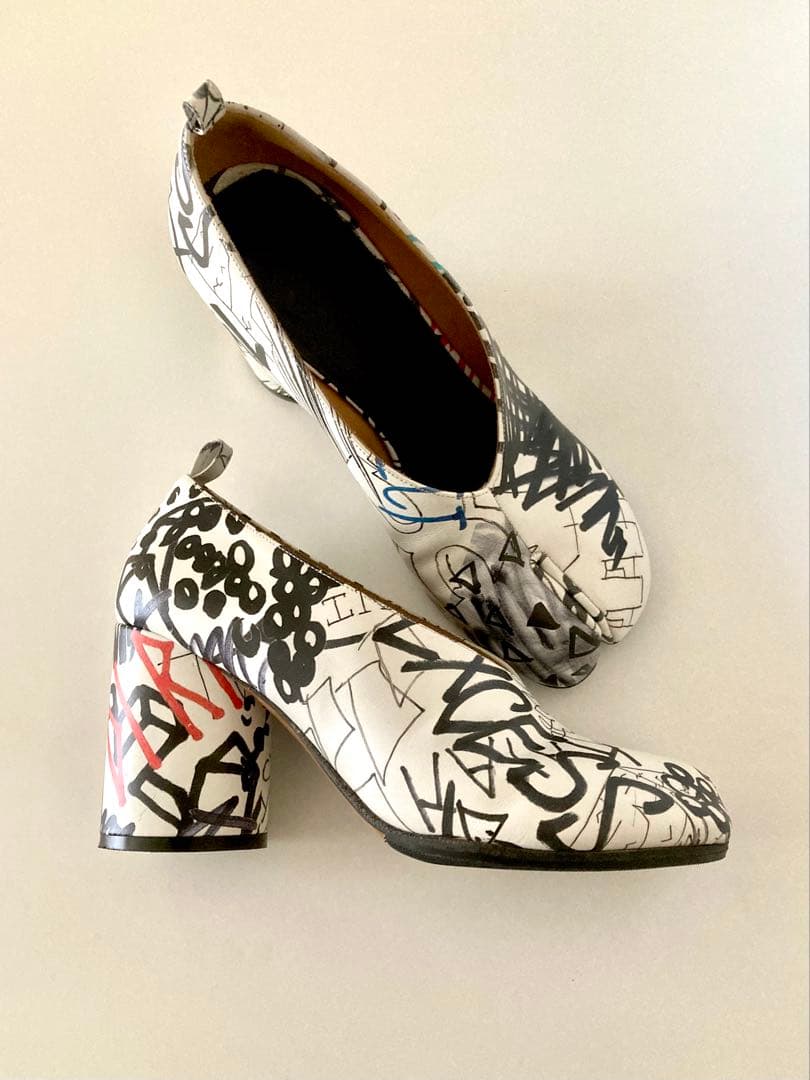 マルジェラ タビパンプス／ Maison Margiela 38Graffiti