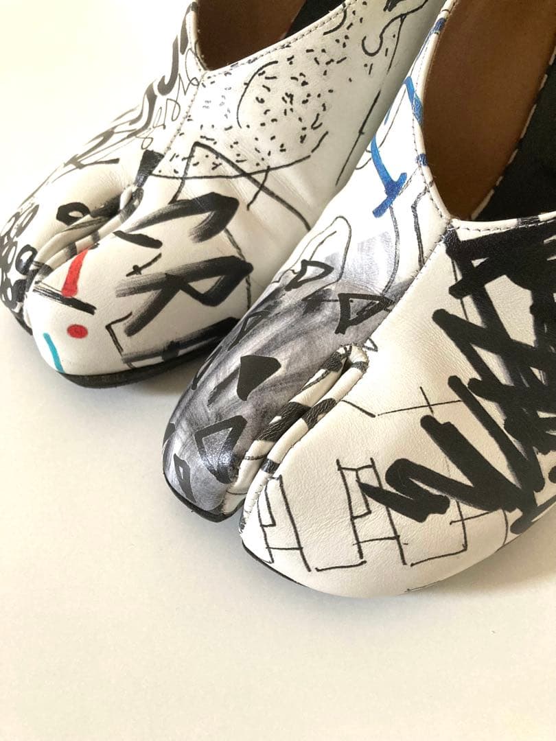 マルジェラ タビパンプス／ Maison Margiela 38Graffiti