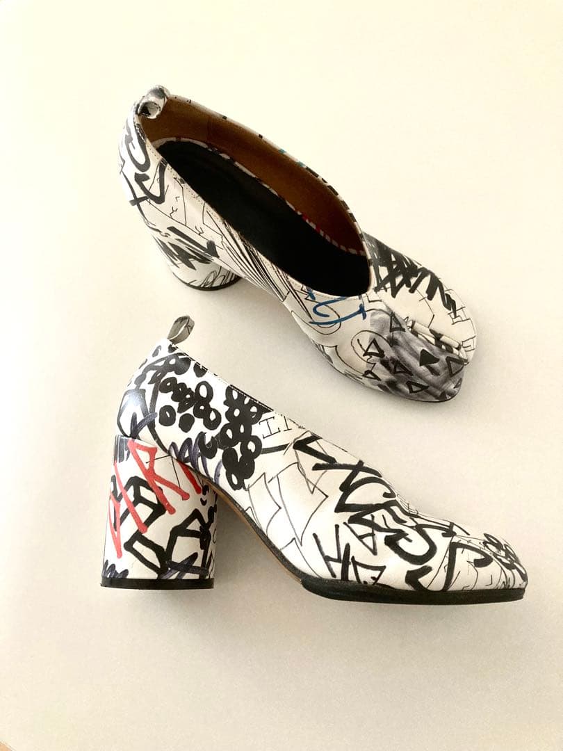 マルジェラ タビパンプス／ Maison Margiela 38Graffiti