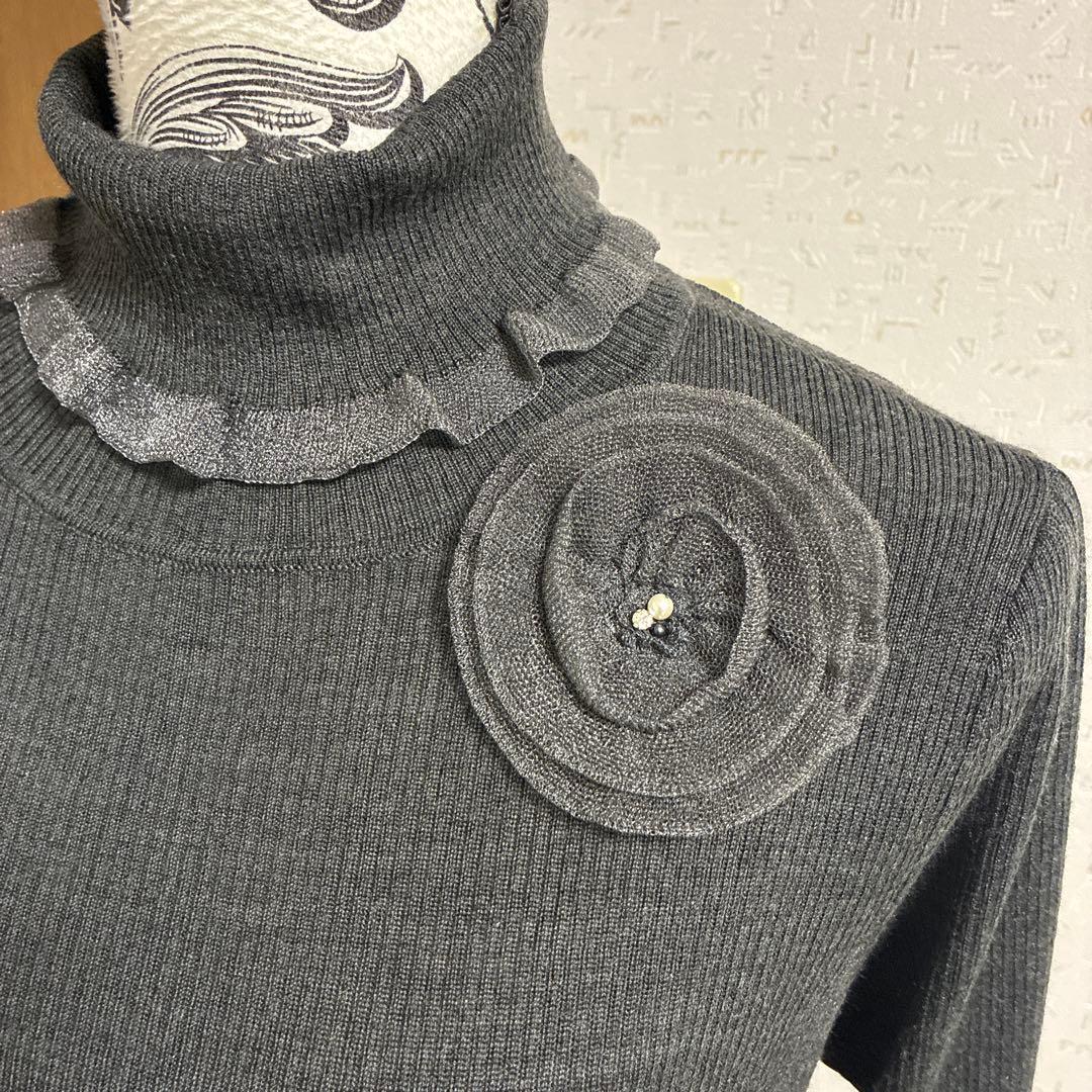 スーパービューティー☆44☆ 2025秋冬カタログ　コサージュ付きタートルニット