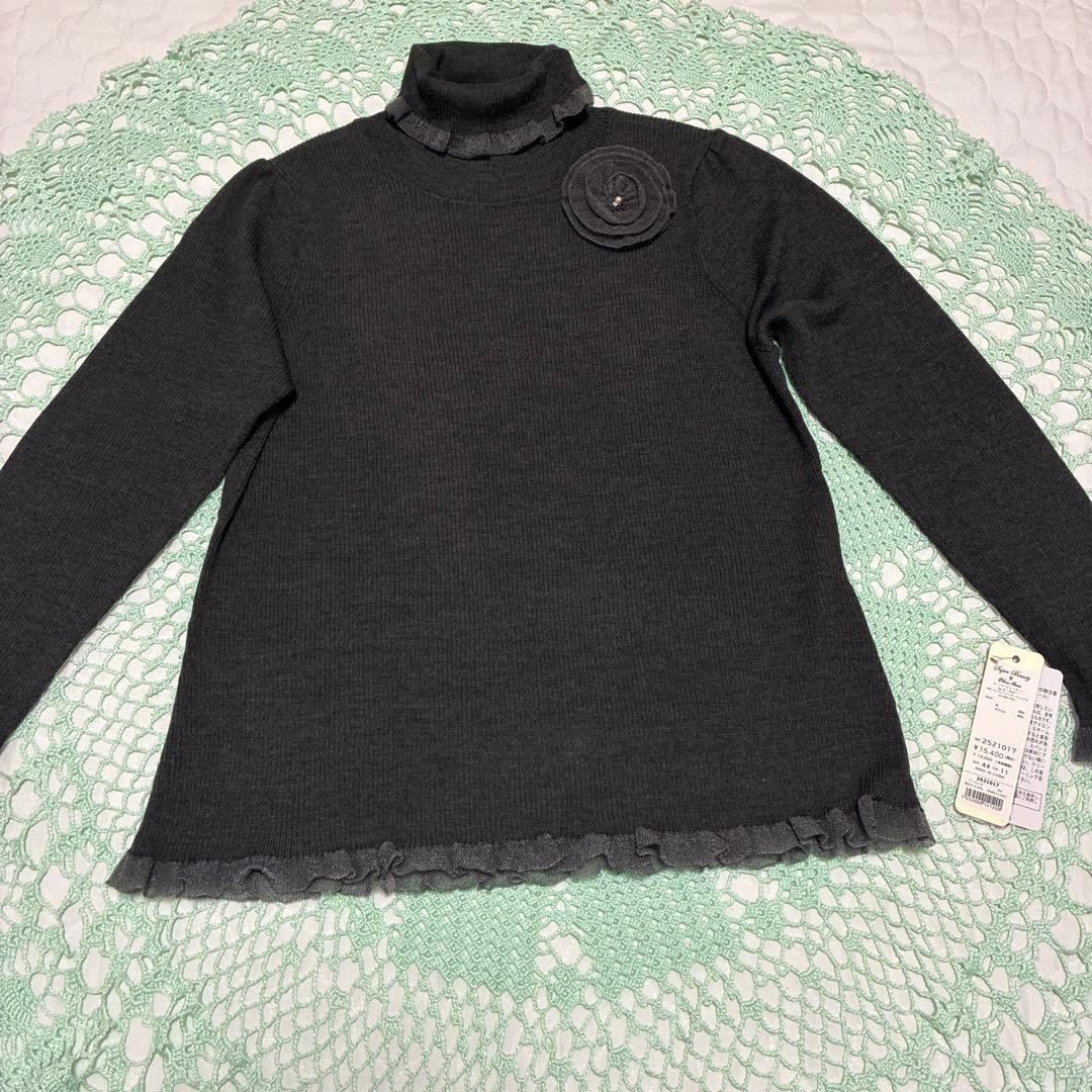 スーパービューティー☆44☆ 2025秋冬カタログ　コサージュ付きタートルニット